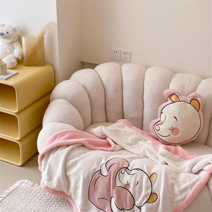 91家纺网 家纺一手货源 找家纺 朗莎 2022款迪士尼230g加厚羊羔绒牛奶绒立体贴布绣毛毯 维尼