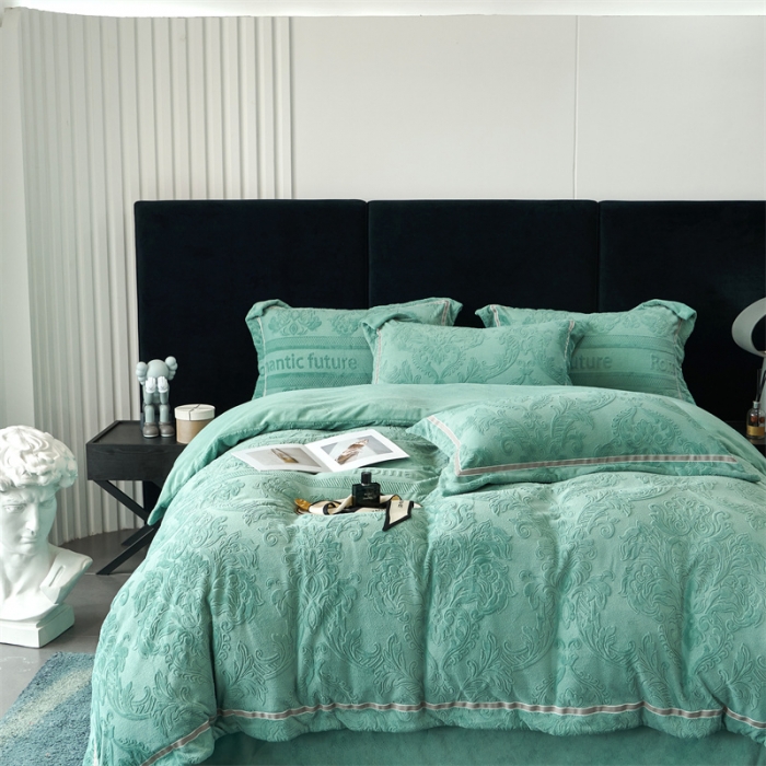91家纺网 家纺一手货源 找家纺 榻尚家居 2023新款260克全消光高端浮雕绒四件套 瑞丽 湖绿