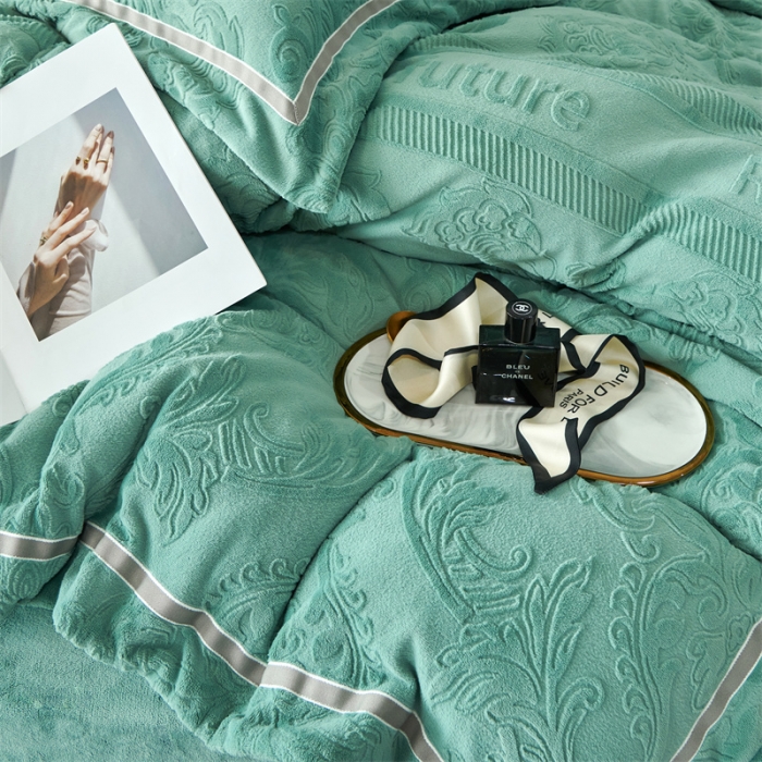 91家纺网 家纺一手货源 找家纺 榻尚家居 2023新款260克全消光高端浮雕绒四件套 瑞丽 湖绿