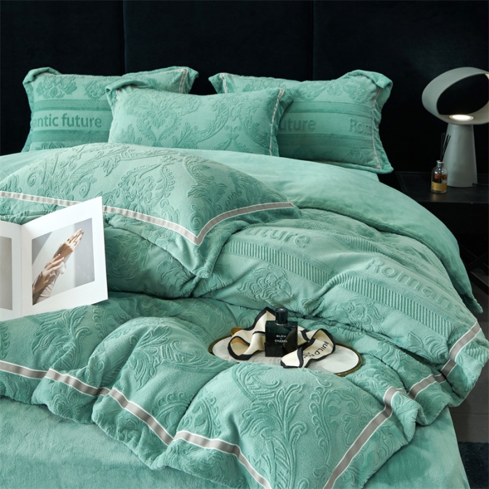 91家纺网 家纺一手货源 找家纺 榻尚家居 2023新款260克全消光高端浮雕绒四件套 瑞丽 湖绿