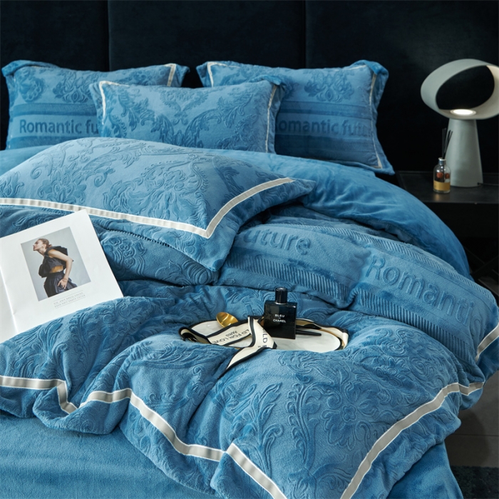 91家纺网 家纺一手货源 找家纺 榻尚家居 2023新款260克全消光高端浮雕绒四件套 瑞丽-宝蓝
