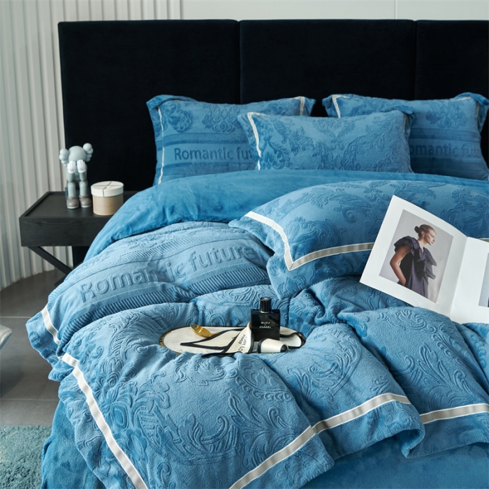 91家纺网 家纺一手货源 找家纺 榻尚家居 2023新款260克全消光高端浮雕绒四件套 瑞丽-宝蓝