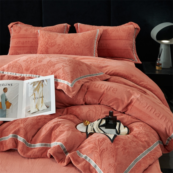 91家纺网 家纺一手货源 找家纺 榻尚家居 2023新款260克全消光高端浮雕绒四件套 瑞丽-焦糖