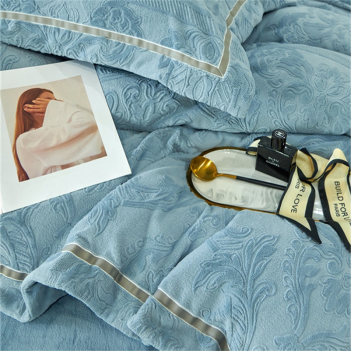 91家纺网 家纺一手货源 找家纺 榻尚家居 2023新款260克全消光高端浮雕绒四件套 瑞丽-天蓝
