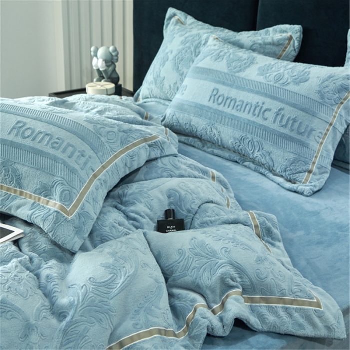 91家纺网 家纺一手货源 找家纺 榻尚家居 2023新款260克全消光高端浮雕绒四件套 瑞丽-天蓝