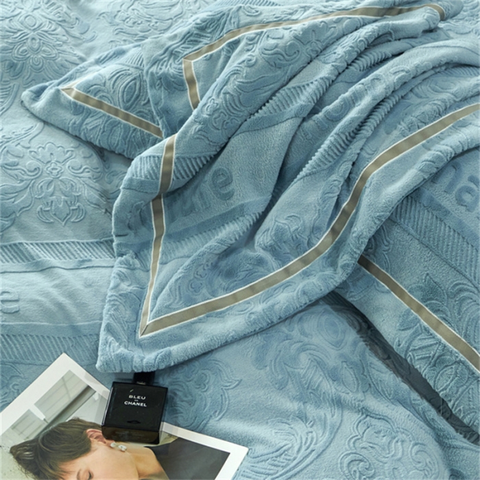 91家纺网 家纺一手货源 找家纺 榻尚家居 2023新款260克全消光高端浮雕绒四件套 瑞丽-天蓝