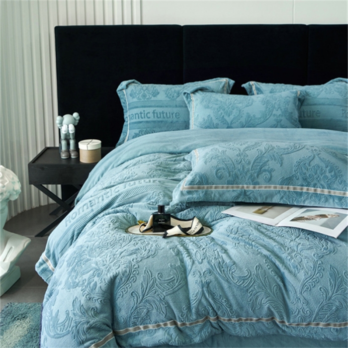 91家纺网 家纺一手货源 找家纺 榻尚家居 2023新款260克全消光高端浮雕绒四件套 瑞丽-天蓝