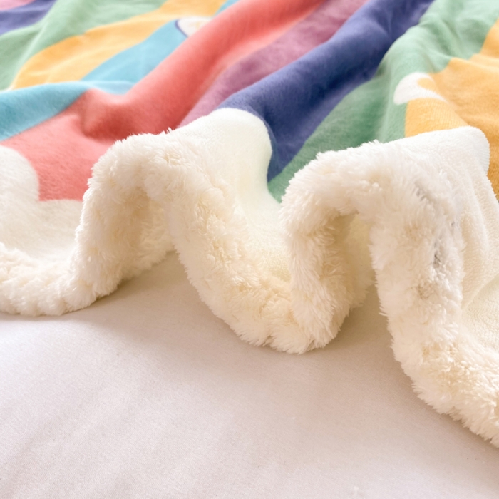 91家纺网 家纺一手货源 找家纺 绒兔兔 2022新款牛奶绒印花毯子 彩虹云朵
