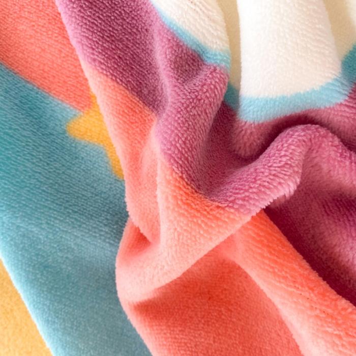 91家纺网 家纺一手货源 找家纺 绒兔兔 2022新款牛奶绒印花毯子 彩虹云朵