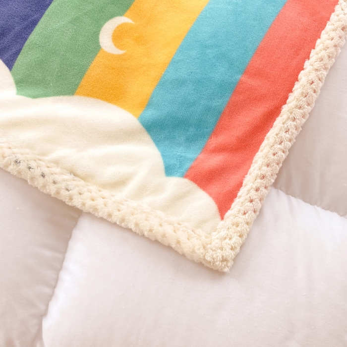 91家纺网 家纺一手货源 找家纺 绒兔兔 2022新款牛奶绒印花毯子 彩虹云朵