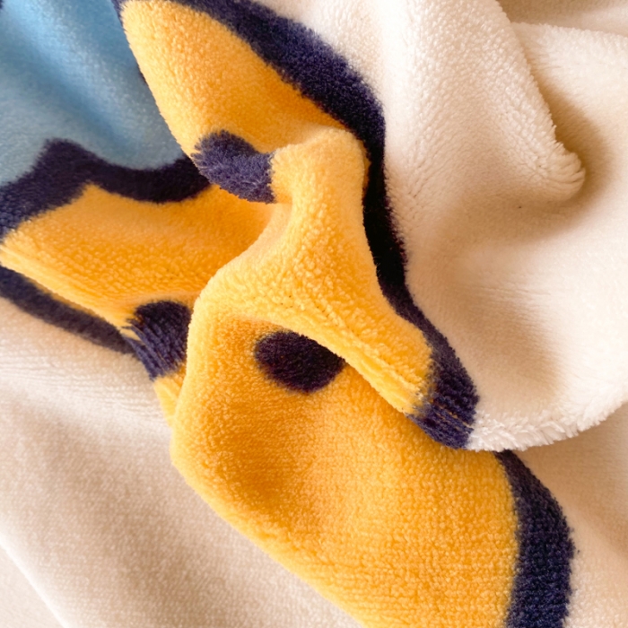 91家纺网 家纺一手货源 找家纺 绒兔兔 2022新款牛奶绒印花毯子 草莓乐园