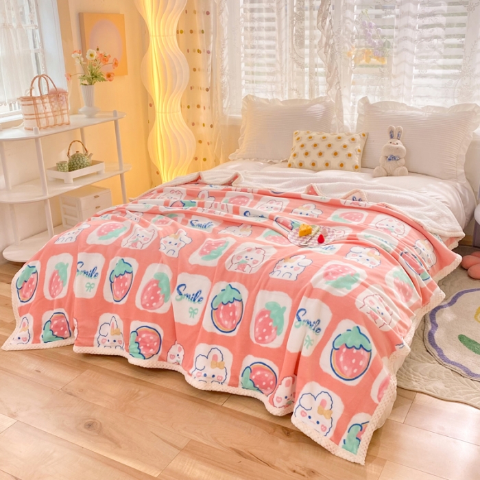 91家纺网 家纺一手货源 找家纺 绒兔兔 2022新款牛奶绒印花毯子 草莓兔