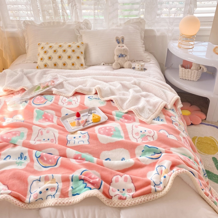 91家纺网 家纺一手货源 找家纺 绒兔兔 2022新款牛奶绒印花毯子 草莓兔