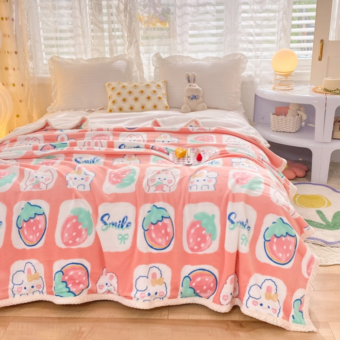 91家纺网 家纺一手货源 找家纺 绒兔兔 2022新款牛奶绒印花毯子 草莓兔