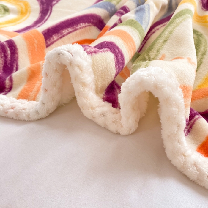 91家纺网 家纺一手货源 找家纺 绒兔兔 2022新款牛奶绒印花毯子 涂鸦彩虹