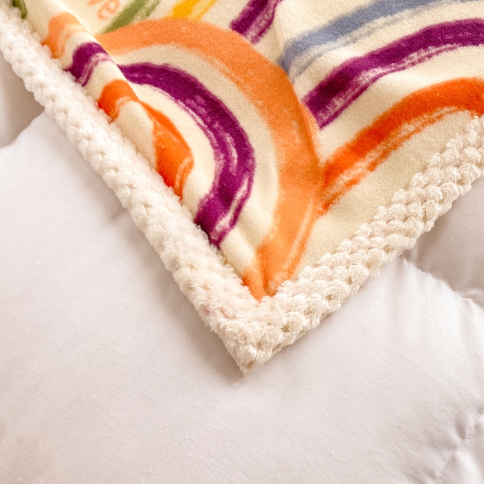 91家纺网 家纺一手货源 找家纺 绒兔兔 2022新款牛奶绒印花毯子 涂鸦彩虹