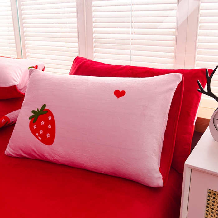 91家纺网 家纺一手货源 找家纺 芃成 2022新款加厚双面牛奶绒印花床品系列-四件套 草莓之恋