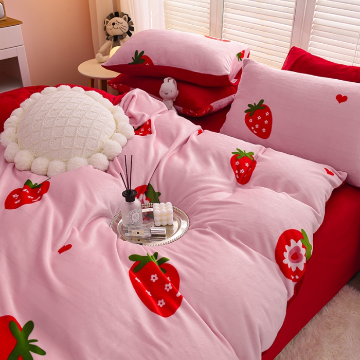 91家纺网 家纺一手货源 找家纺 芃成 2022新款加厚双面牛奶绒印花床品系列-四件套 草莓之恋