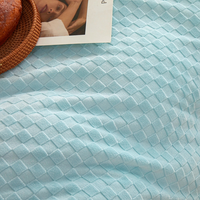 91家纺网 家纺一手货源 找家纺 一米阳光2022新款立方格高克重牛奶绒撞色四件套系列 立方格淡蓝