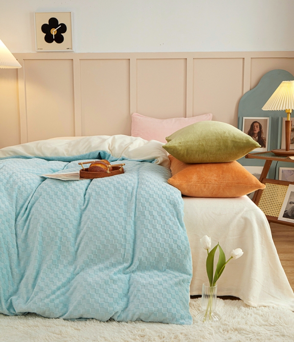 91家纺网 家纺一手货源 找家纺 一米阳光2022新款立方格高克重牛奶绒撞色四件套系列 立方格淡蓝