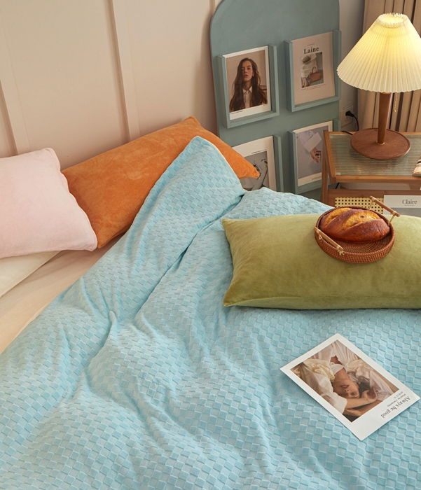 91家纺网 家纺一手货源 找家纺 一米阳光2022新款立方格高克重牛奶绒撞色四件套系列 立方格淡蓝