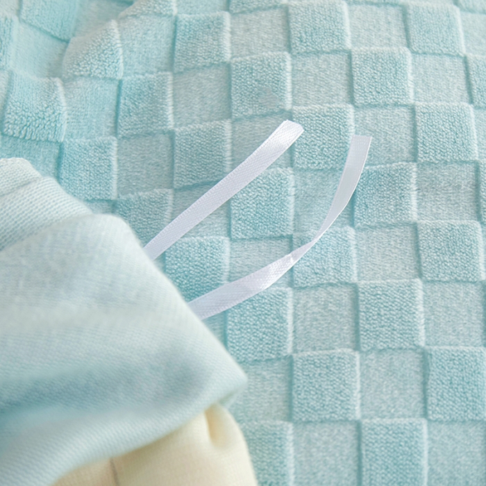 91家纺网 家纺一手货源 找家纺 一米阳光2022新款立方格高克重牛奶绒撞色四件套系列 立方格淡蓝