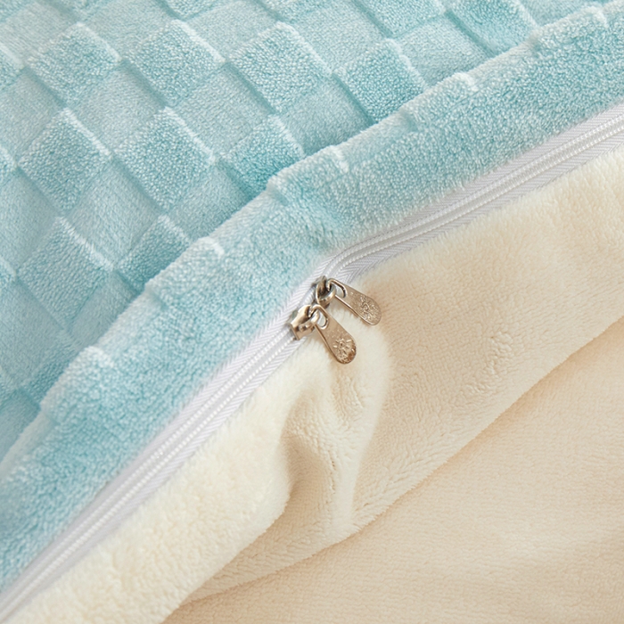 91家纺网 家纺一手货源 找家纺 一米阳光2022新款立方格高克重牛奶绒撞色四件套系列 立方格淡蓝