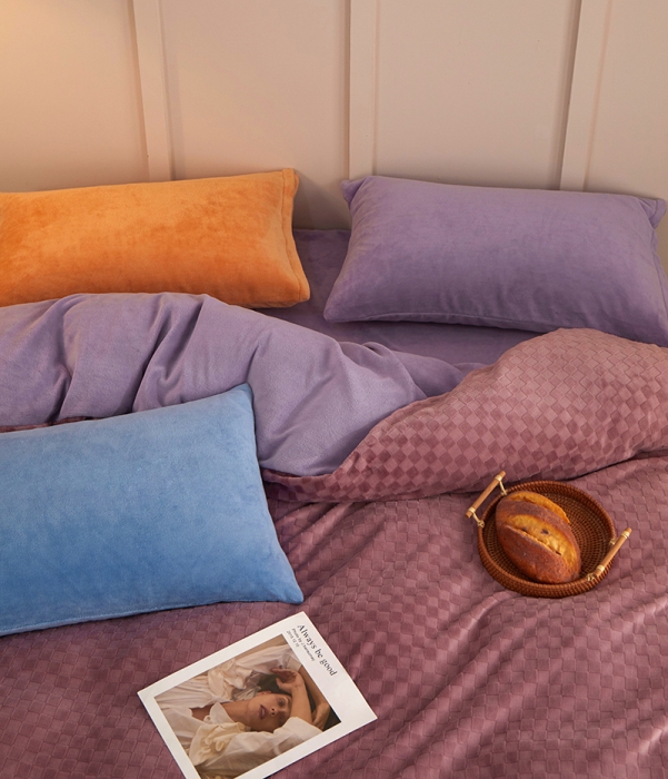 91家纺网 家纺一手货源 找家纺 一米阳光2022新款立方格高克重牛奶绒撞色四件套系列 立方格豆紫