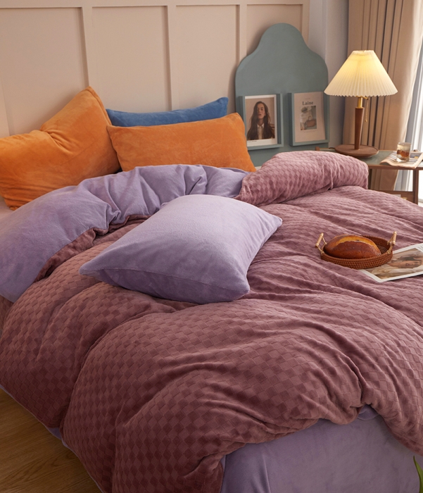 91家纺网 家纺一手货源 找家纺 一米阳光2022新款立方格高克重牛奶绒撞色四件套系列 立方格豆紫