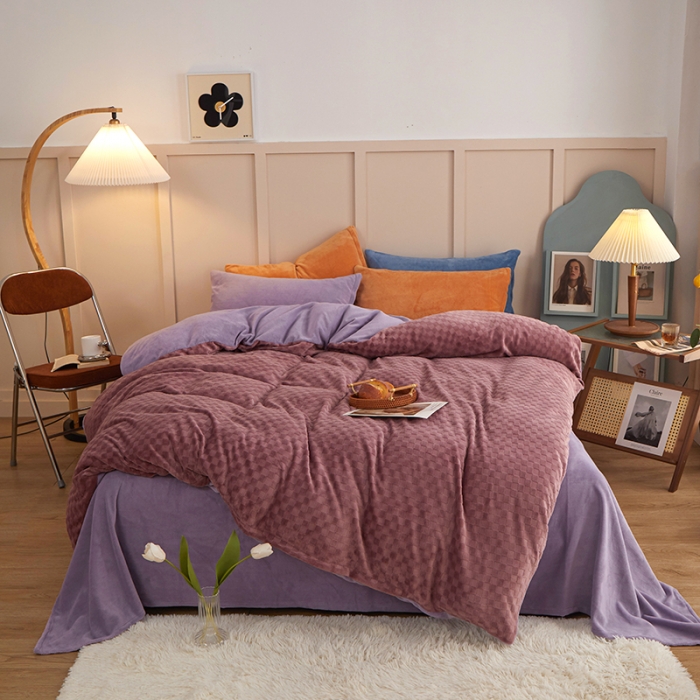 91家纺网 家纺一手货源 找家纺 一米阳光2022新款立方格高克重牛奶绒撞色四件套系列 立方格豆紫