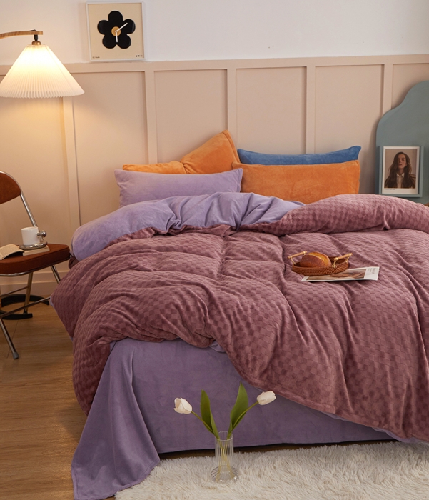 91家纺网 家纺一手货源 找家纺 一米阳光2022新款立方格高克重牛奶绒撞色四件套系列 立方格豆紫