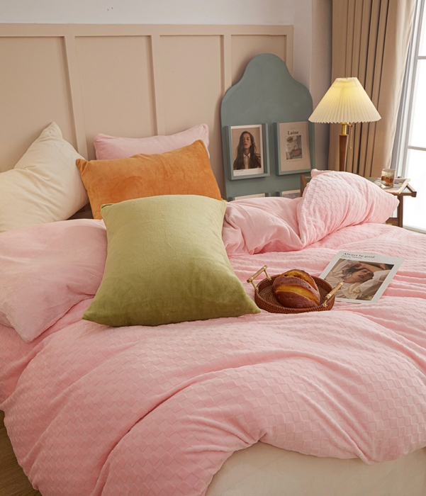 91家纺网 家纺一手货源 找家纺 一米阳光2022新款立方格高克重牛奶绒撞色四件套系列 立方格粉