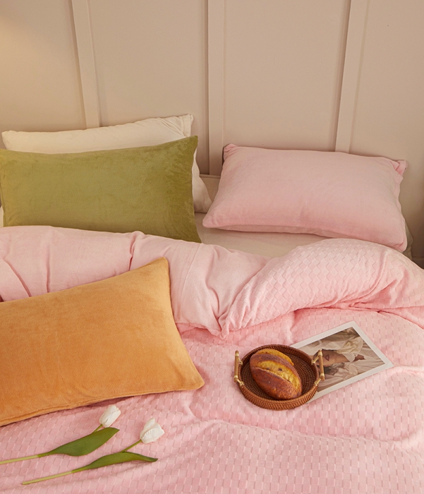 91家纺网 家纺一手货源 找家纺 一米阳光2022新款立方格高克重牛奶绒撞色四件套系列 立方格粉