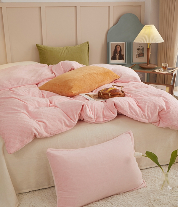 91家纺网 家纺一手货源 找家纺 一米阳光2022新款立方格高克重牛奶绒撞色四件套系列 立方格粉