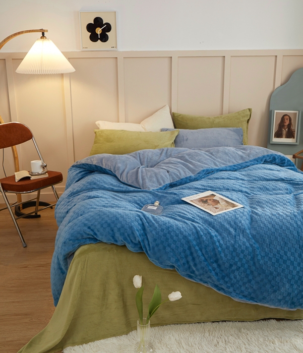 91家纺网 家纺一手货源 找家纺 一米阳光2022新款立方格高克重牛奶绒撞色四件套系列 立方格湖蓝