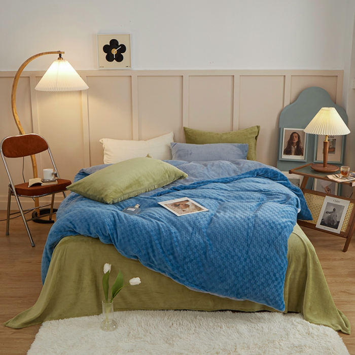 91家纺网 家纺一手货源 找家纺 一米阳光2022新款立方格高克重牛奶绒撞色四件套系列 立方格湖蓝