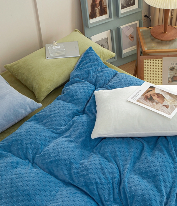 91家纺网 家纺一手货源 找家纺 一米阳光2022新款立方格高克重牛奶绒撞色四件套系列 立方格湖蓝