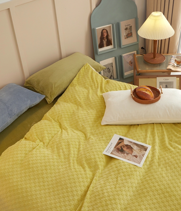 91家纺网 家纺一手货源 找家纺 一米阳光2022新款立方格高克重牛奶绒撞色四件套系列 立方格黄绿