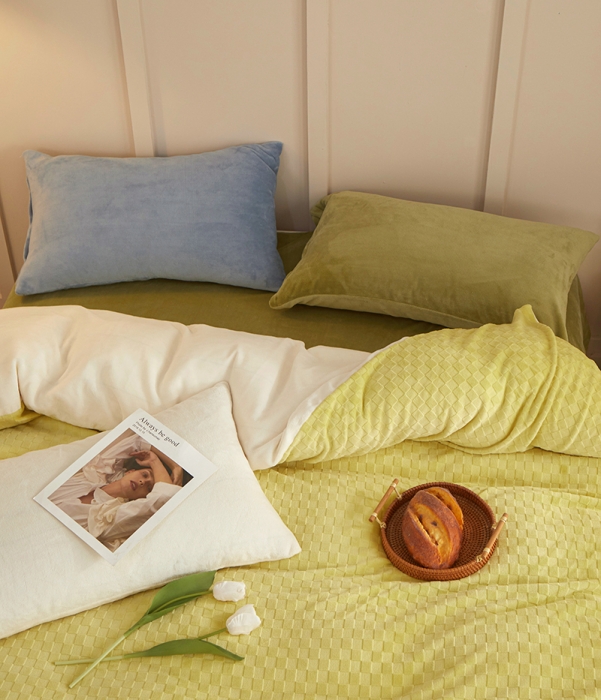 91家纺网 家纺一手货源 找家纺 一米阳光2022新款立方格高克重牛奶绒撞色四件套系列 立方格黄绿