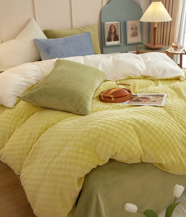 91家纺网 家纺一手货源 找家纺 一米阳光2022新款立方格高克重牛奶绒撞色四件套系列 立方格黄绿