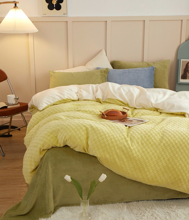 91家纺网 家纺一手货源 找家纺 一米阳光2022新款立方格高克重牛奶绒撞色四件套系列 立方格黄绿