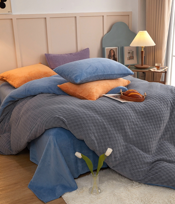 91家纺网 家纺一手货源 找家纺 一米阳光2022新款立方格高克重牛奶绒撞色四件套系列 立方格灰