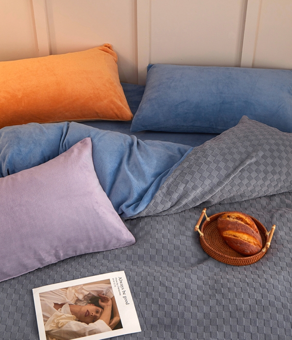 91家纺网 家纺一手货源 找家纺 一米阳光2022新款立方格高克重牛奶绒撞色四件套系列 立方格灰