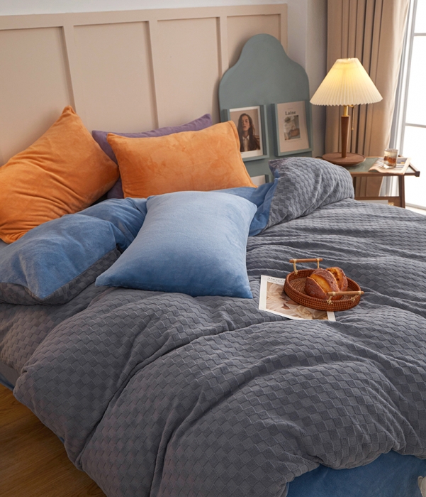 91家纺网 家纺一手货源 找家纺 一米阳光2022新款立方格高克重牛奶绒撞色四件套系列 立方格灰