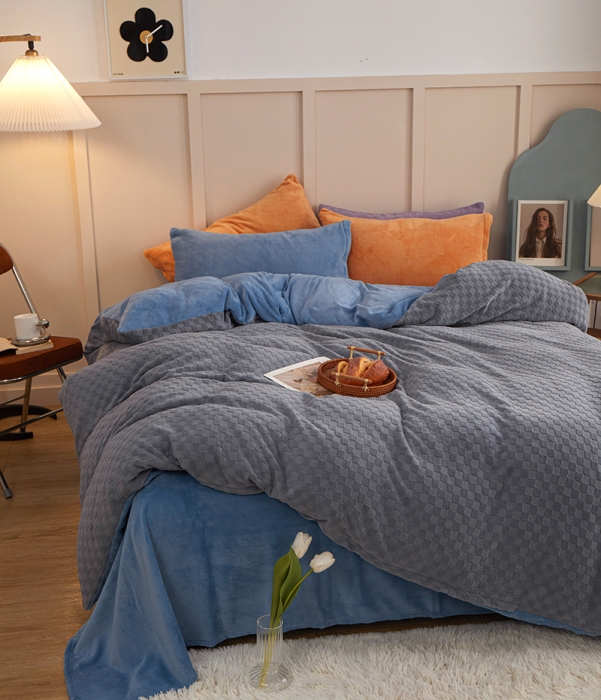 91家纺网 家纺一手货源 找家纺 一米阳光2022新款立方格高克重牛奶绒撞色四件套系列 立方格灰