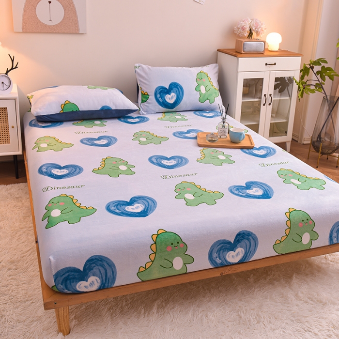 91家纺网 家纺一手货源 找家纺 芃成 2022新款加厚双面牛奶绒印花床品系列-单床笠 爱心恐龙