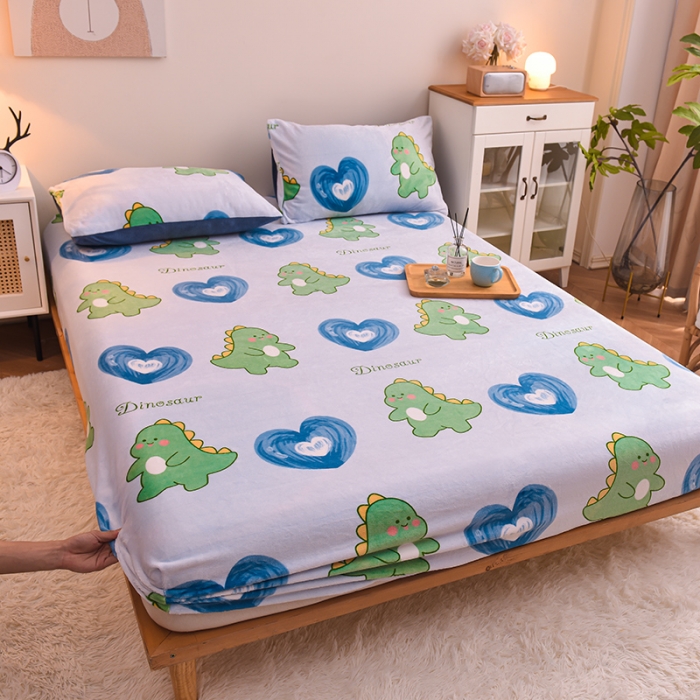 91家纺网 家纺一手货源 找家纺 芃成 2022新款加厚双面牛奶绒印花床品系列-单床笠 爱心恐龙