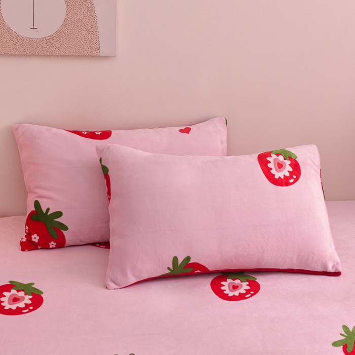 91家纺网 家纺一手货源 找家纺 芃成 2022新款加厚双面牛奶绒印花床品系列-单床笠 草莓之恋