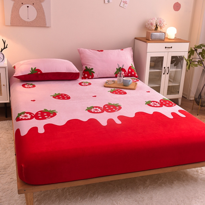 91家纺网 家纺一手货源 找家纺 芃成 2022新款加厚双面牛奶绒印花床品系列-单床笠 草莓之恋
