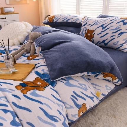 91家纺网 家纺一手货源 找家纺 芃成 2022新款加厚双面牛奶绒印花床品系列-单被套 可爱熊仔